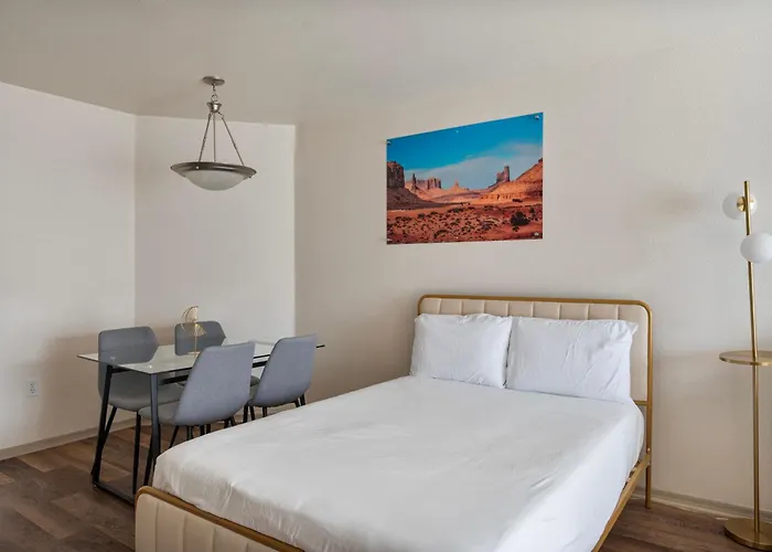 Cozy With Free Parking And Pool Apartment