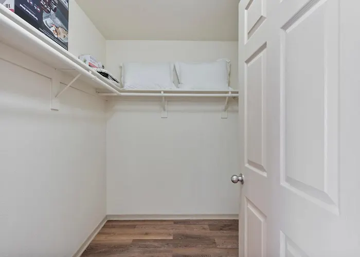 Apartment Cozy With Free Parking And Pool