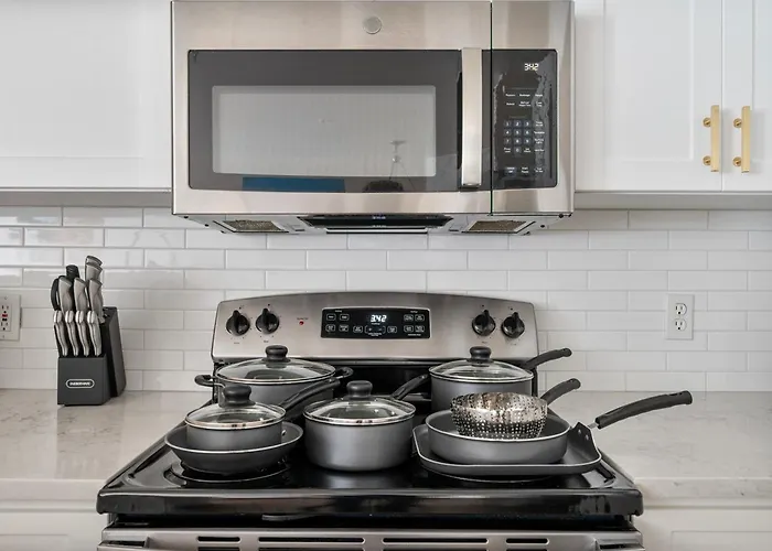 Cozy With Free Parking And Pool Apartment *