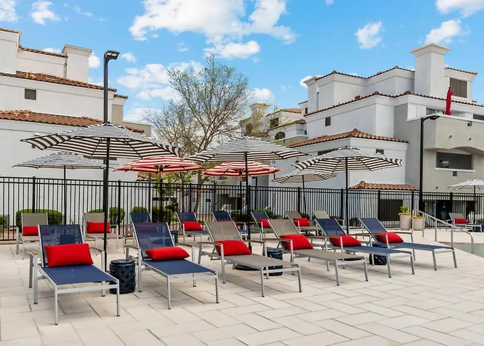 Cozy With Free Parking And Pool